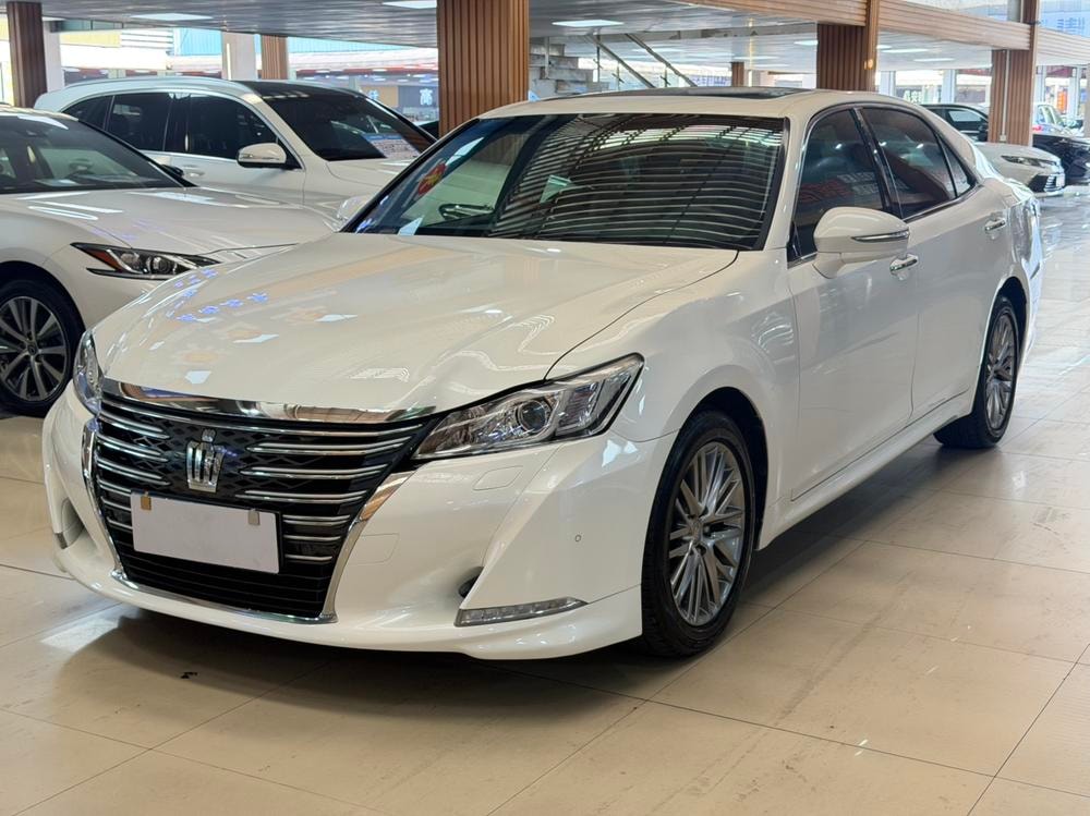 Toyota Crown 2017 — фото автомобиля