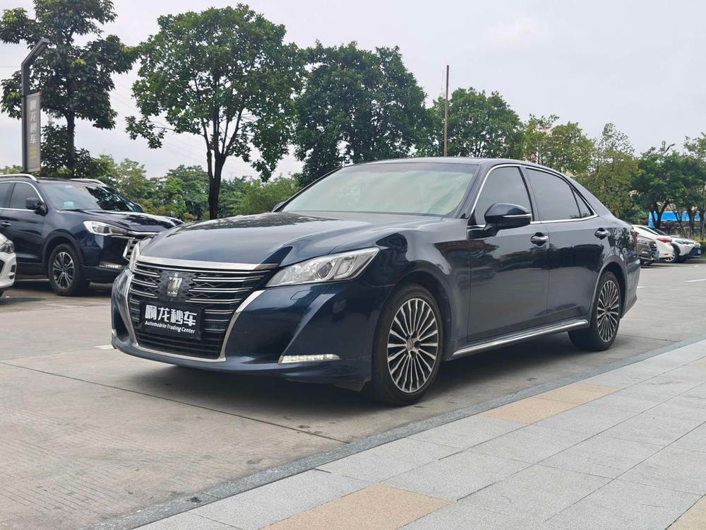 Toyota Crown 2018 — фото автомобиля