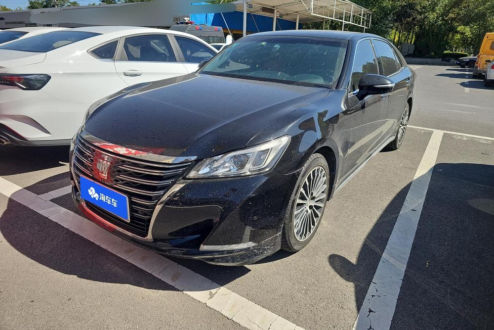 Toyota Crown 2018 — фото автомобиля