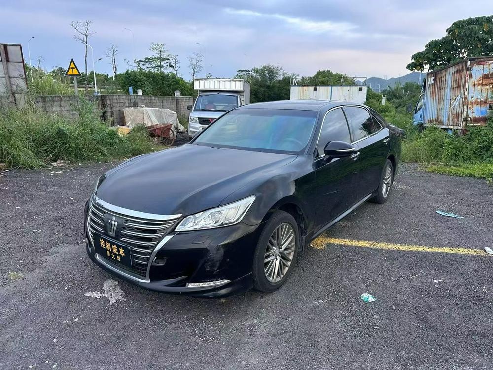Toyota Crown 2017 — фото автомобиля 1
