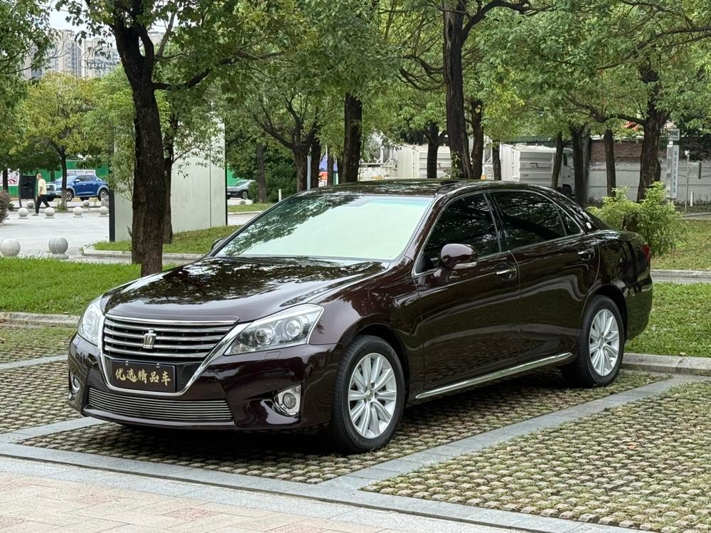Toyota Crown 2012 — фото автомобиля 1