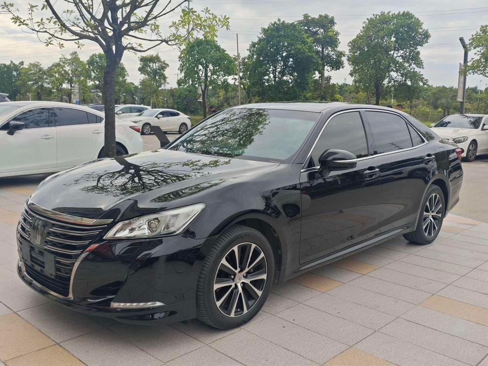 Toyota Crown 2018 — фото автомобиля 1