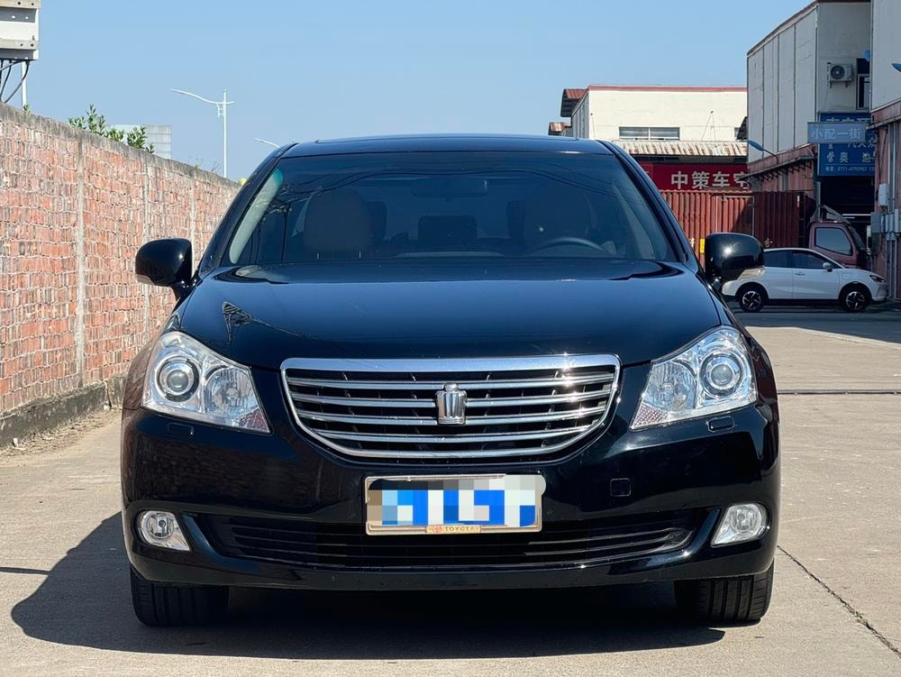 Toyota Crown 2010 — фото автомобиля 1