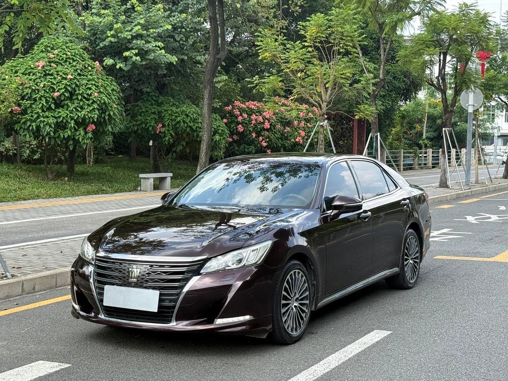 Toyota Crown 2018 — фото автомобиля 1