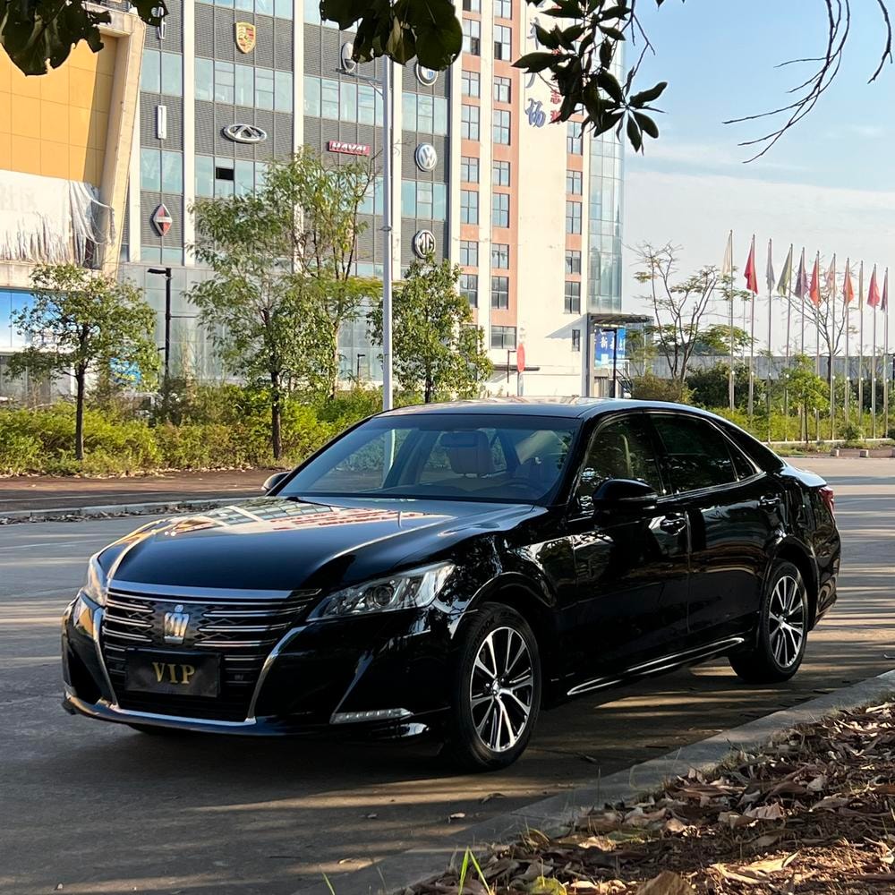 Toyota Crown 2018 — фото автомобиля 1