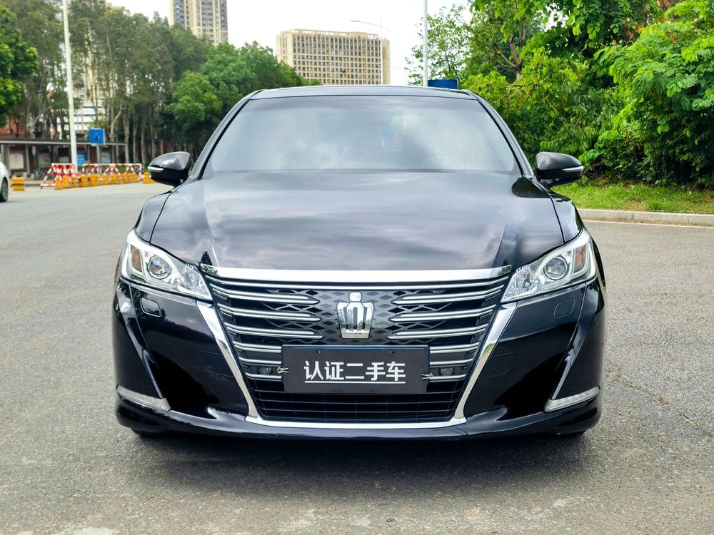 Toyota Crown 2017 — фото автомобиля 1