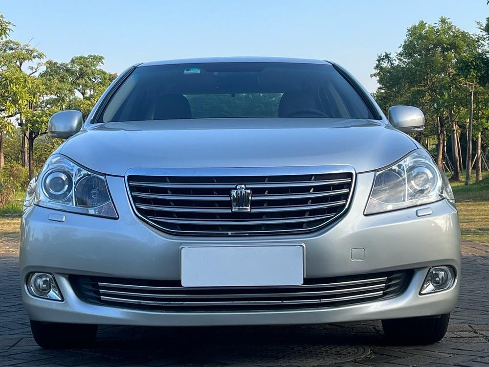 Toyota Crown 2010 — фото автомобиля 1