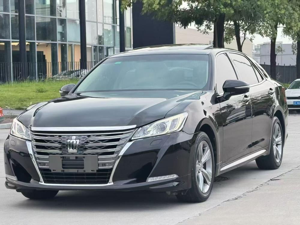 Toyota Crown 2015 — фото автомобиля