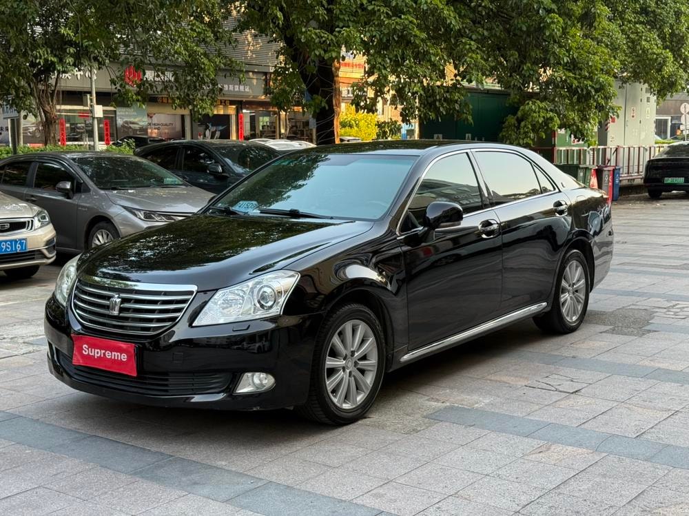 Toyota Crown 2010 — фото автомобиля