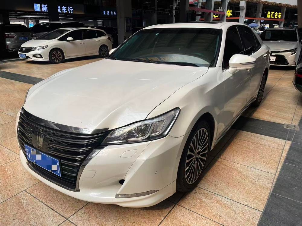 Toyota Crown 2018 — фото автомобиля 1