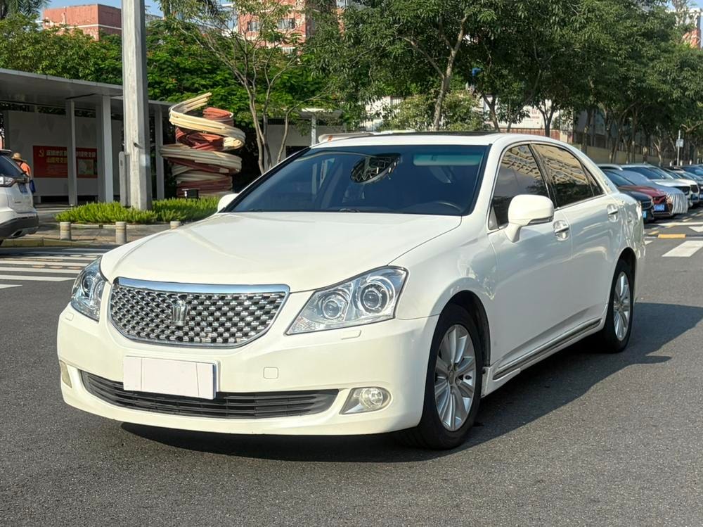 Toyota Crown 2010 — фото автомобиля
