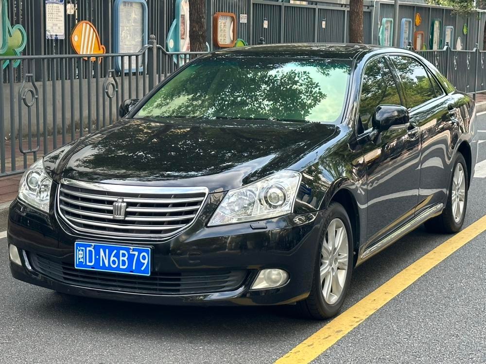 Toyota Crown 2010 — фото автомобиля