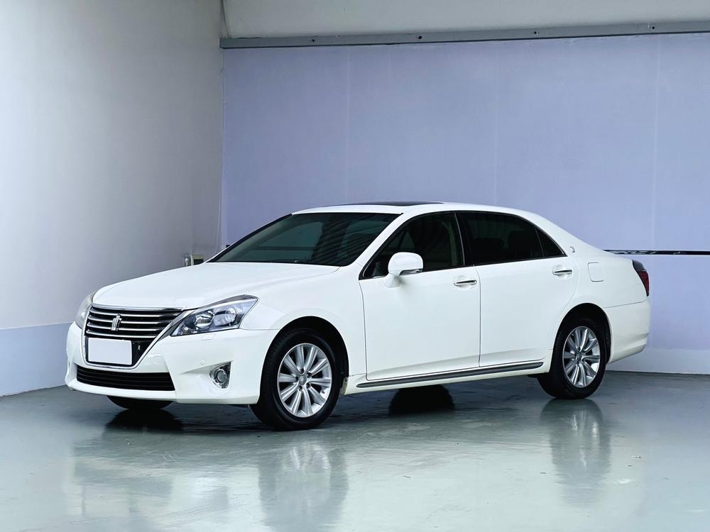Toyota Crown 2012 — фото автомобиля
