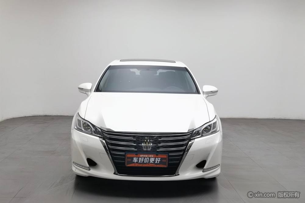Toyota Crown 2018 — фото автомобиля
