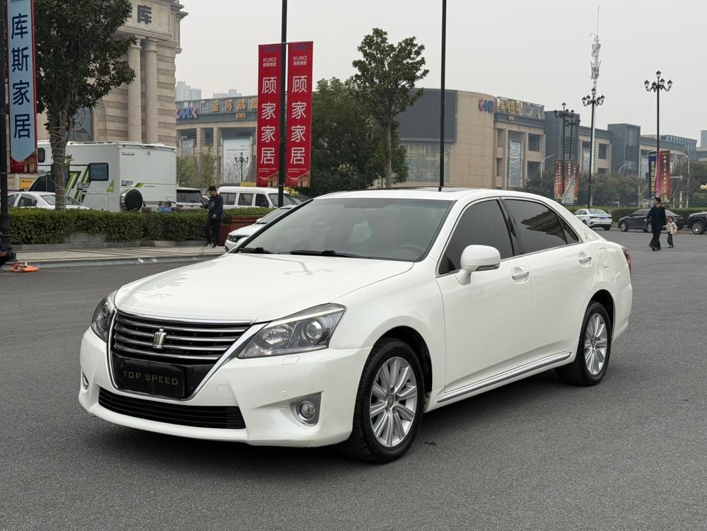 Toyota Crown 2012 — фото автомобиля
