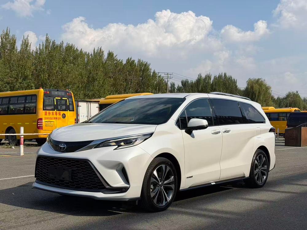 Toyota Granvia 2023 — фото автомобиля