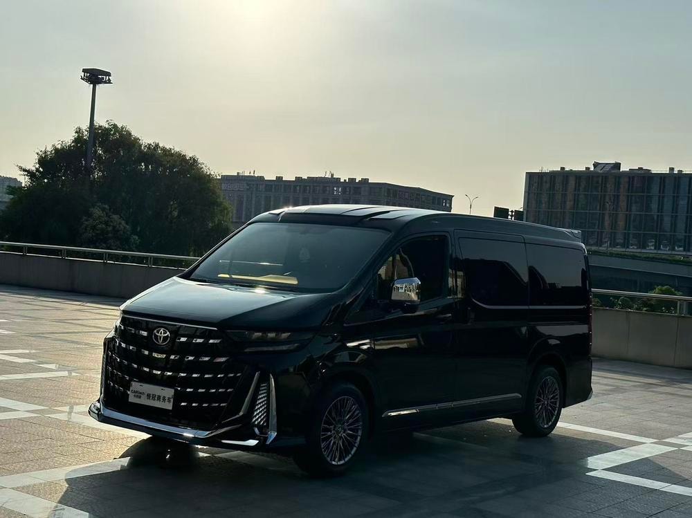 Toyota Hiace 2022 — фото автомобиля