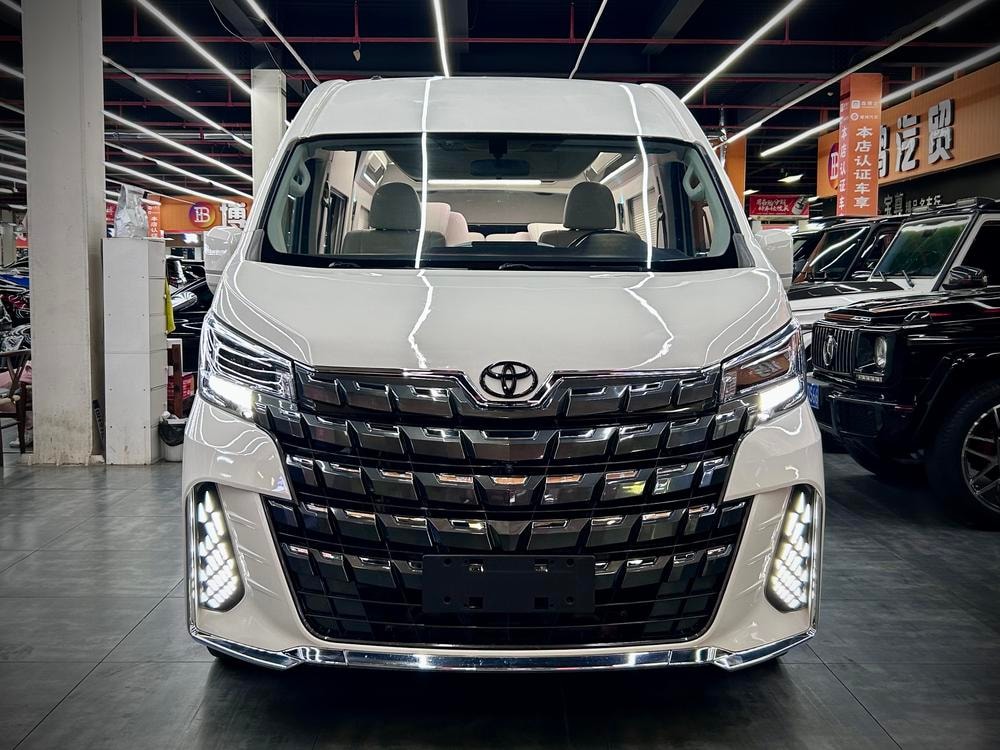 Toyota Hiace 2021 — фото автомобиля 1