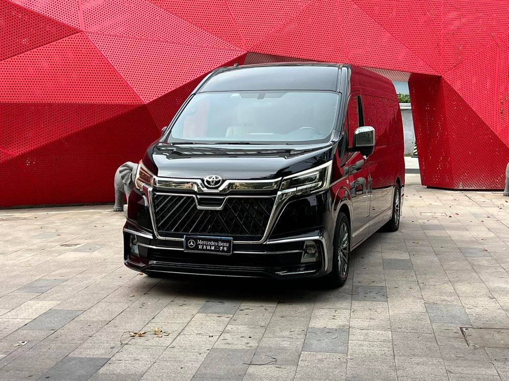 Toyota Hiace 2023 — фото автомобиля