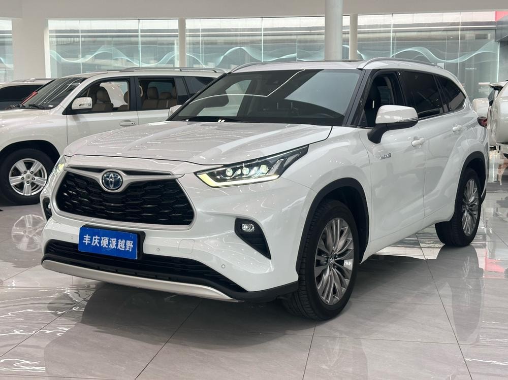 Toyota Highlander 2023 — фото автомобиля 1