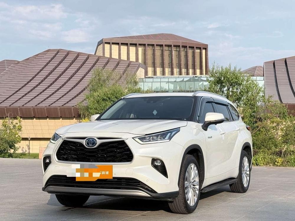 Toyota Highlander 2022 — фото автомобиля 1