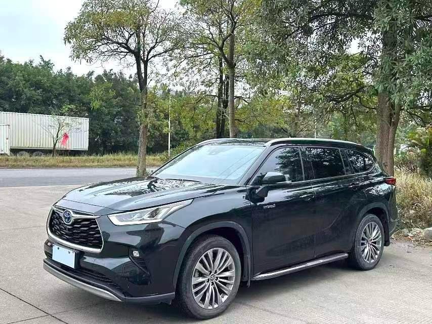 Toyota Highlander 2022 — фото автомобиля 1
