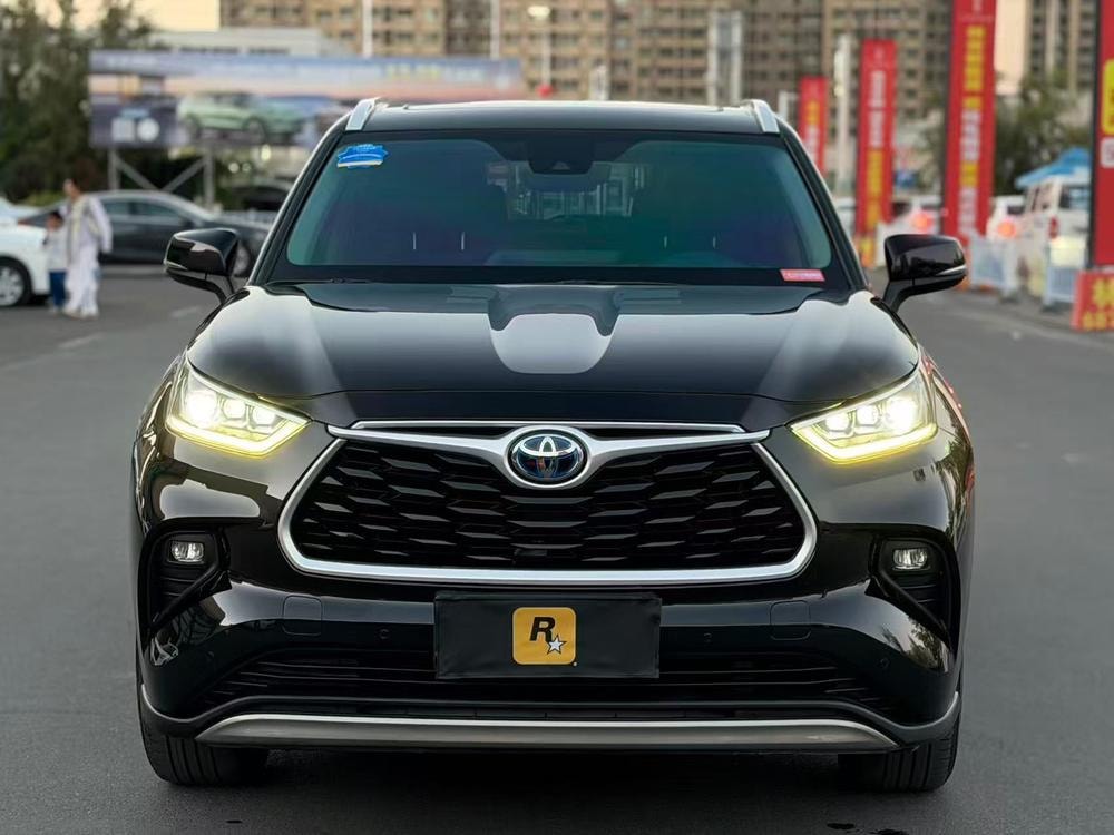 Toyota Highlander 2022 — фото автомобиля