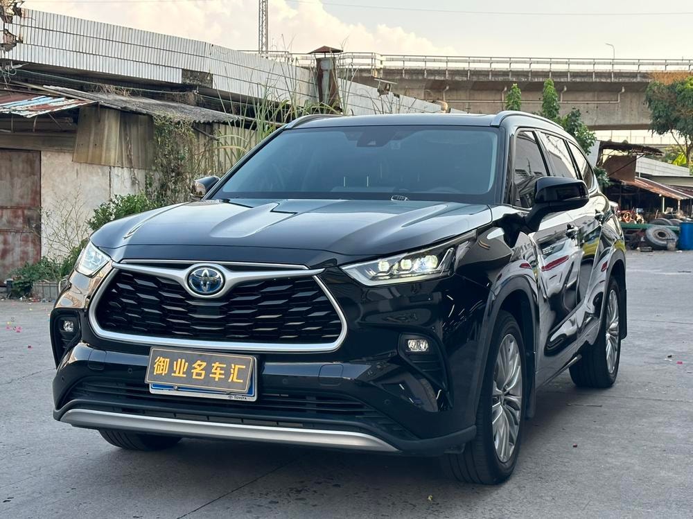 Toyota Highlander 2023 — фото автомобиля