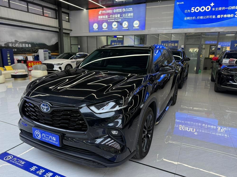 Toyota Highlander 2023 — фото автомобиля 1