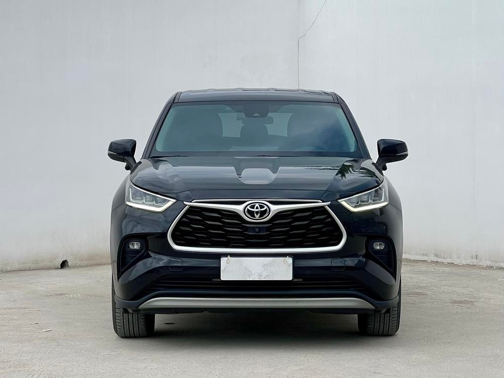Toyota Highlander 2023 — фото автомобиля 1