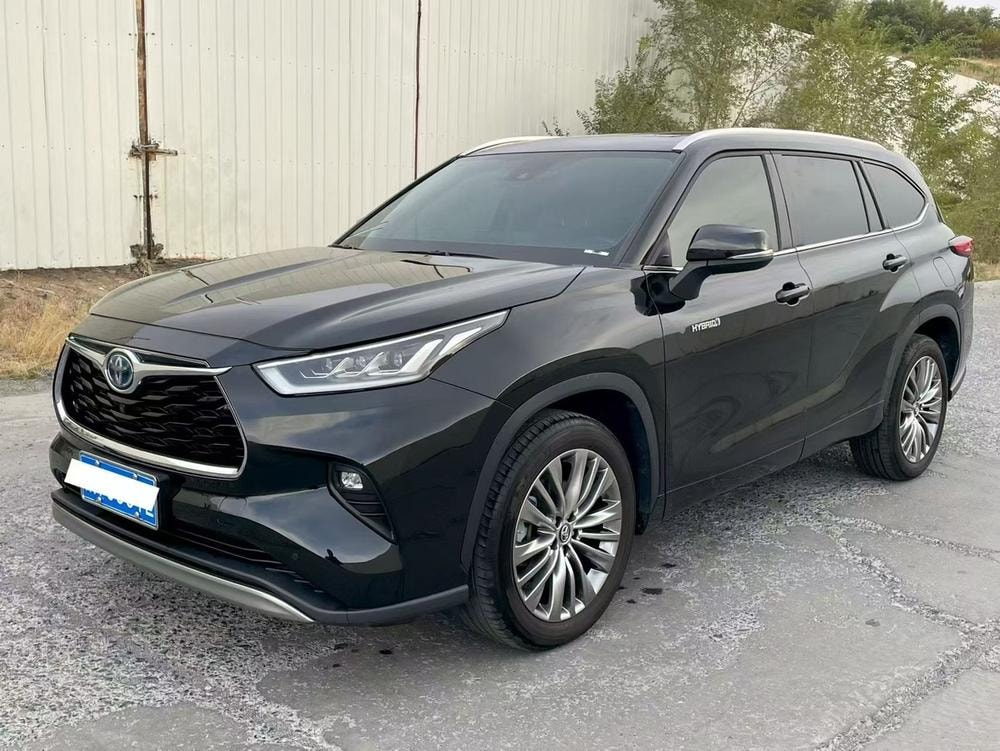 Toyota Highlander 2023 — фото автомобиля 1