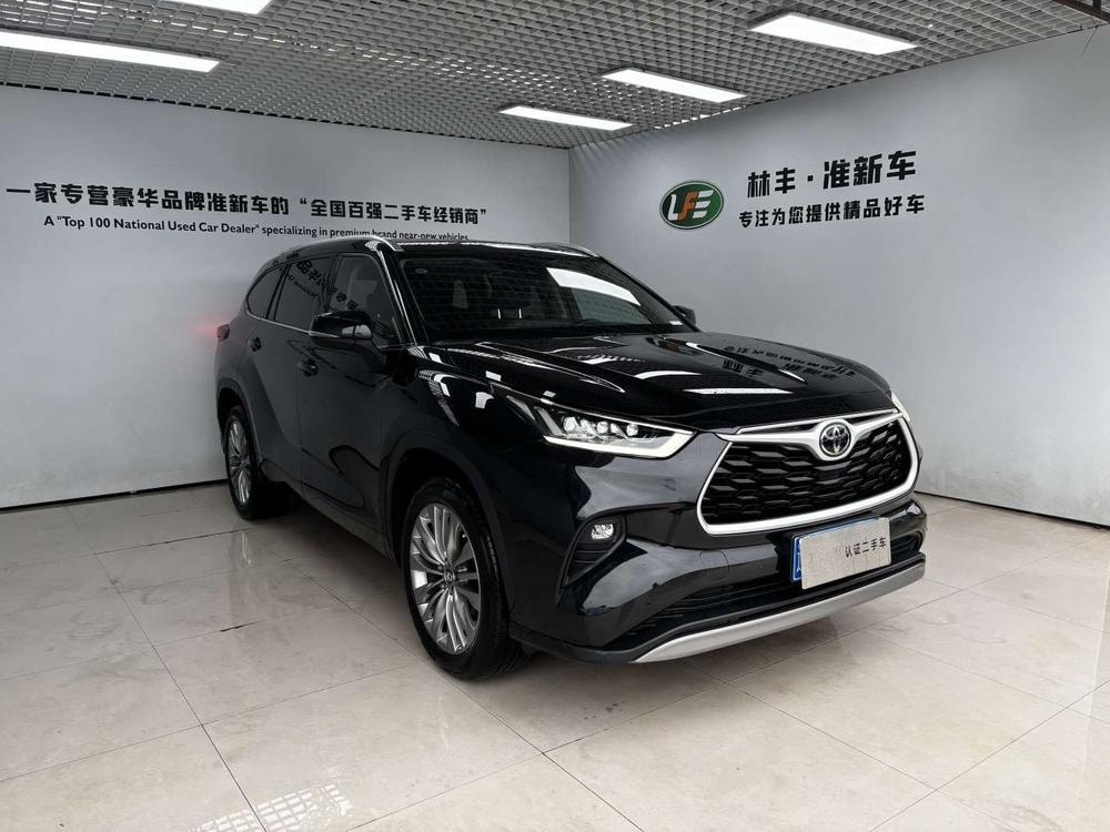 Toyota Highlander 2022 — фото автомобиля 1