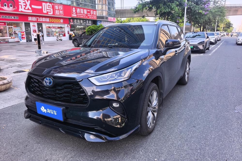 Toyota Highlander 2023 — фото автомобиля 1
