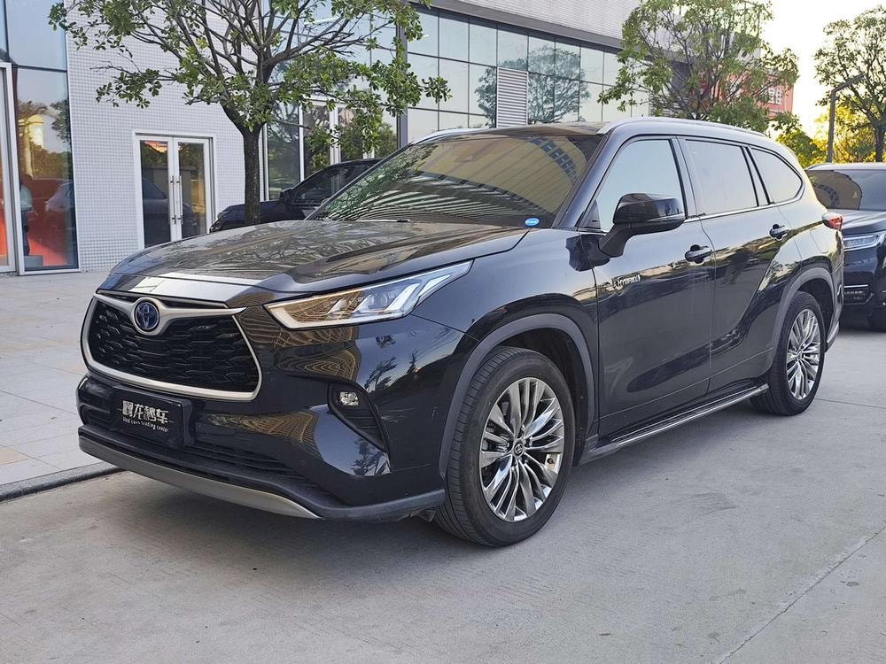 Toyota Highlander 2023 — фото автомобиля 1