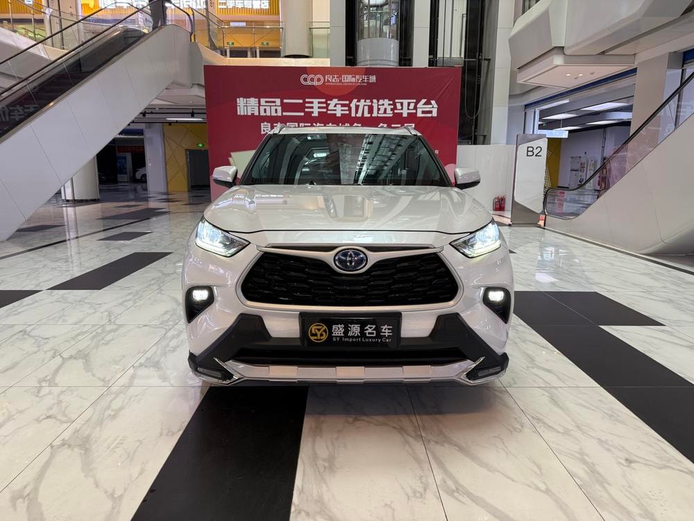Toyota Highlander 2022 — фото автомобиля 1