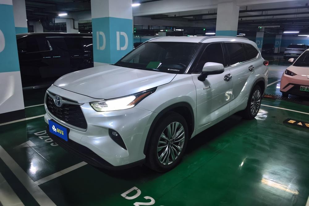 Toyota Highlander 2022 — фото автомобиля 1