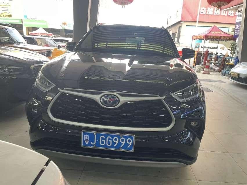 Toyota Highlander 2023 — фото автомобиля