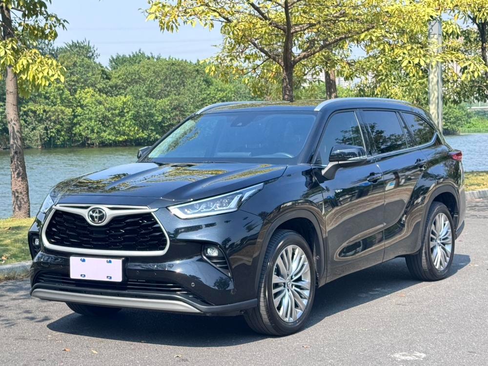 Toyota Highlander 2024 — фото автомобиля