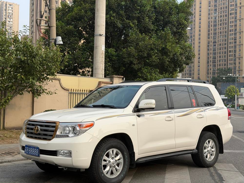 Toyota Land Cruiser 2010 — фото автомобиля