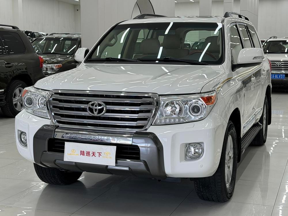 Toyota Land Cruiser 2012 — фото автомобиля