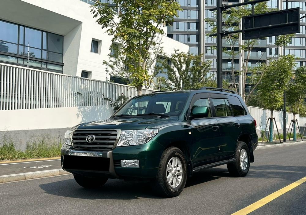 Toyota Land Cruiser 2010 — фото автомобиля