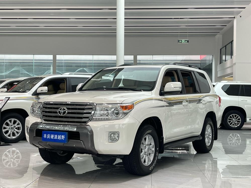 Toyota Land Cruiser 2012 — фото автомобиля