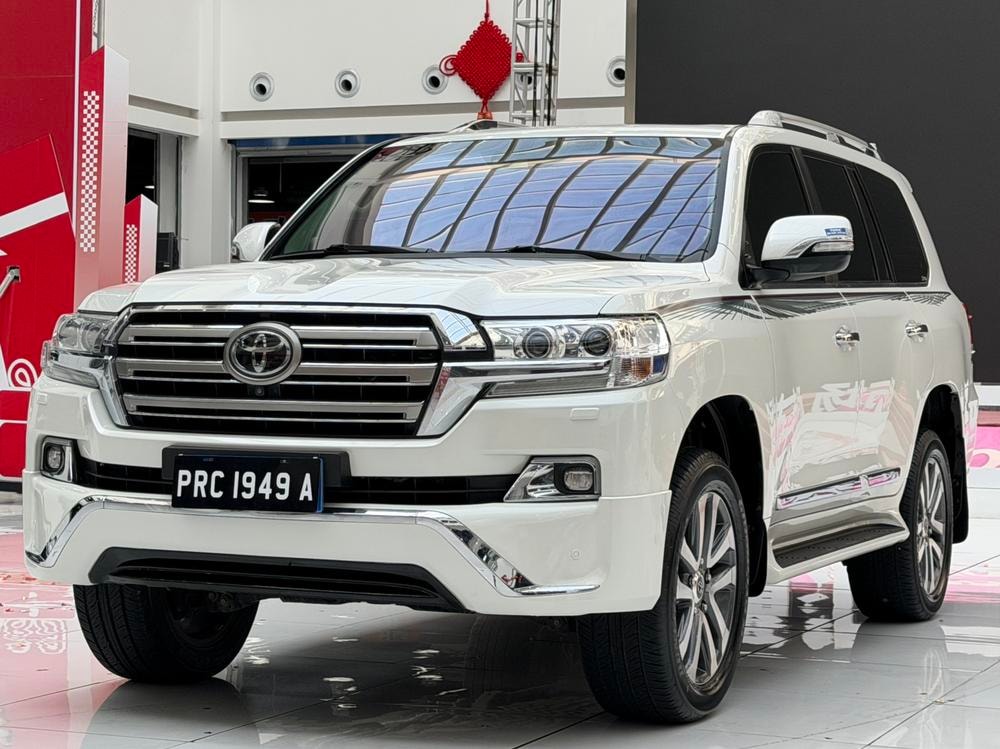 Toyota Land Cruiser (Import) 2017 — фото автомобиля