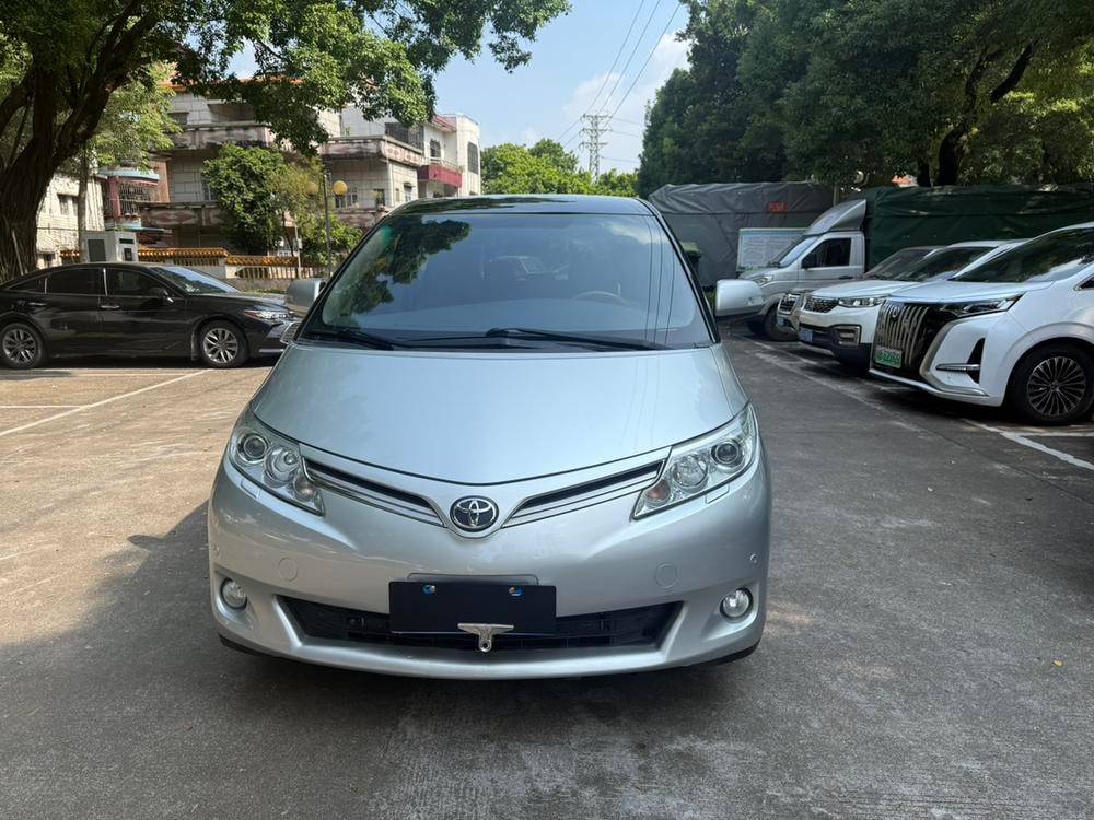 Toyota Previa 2010 — фото автомобиля