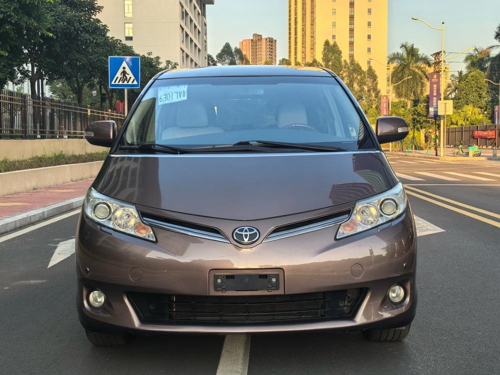Toyota Previa 2012 — фото автомобиля 1