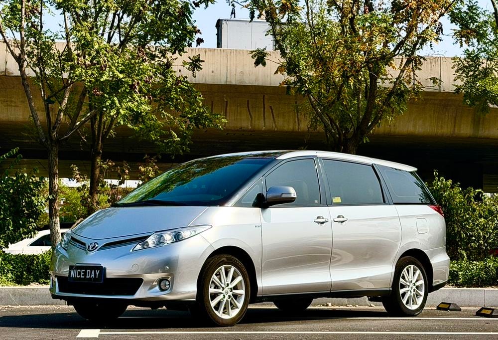 Toyota Previa 2012 — фото автомобиля