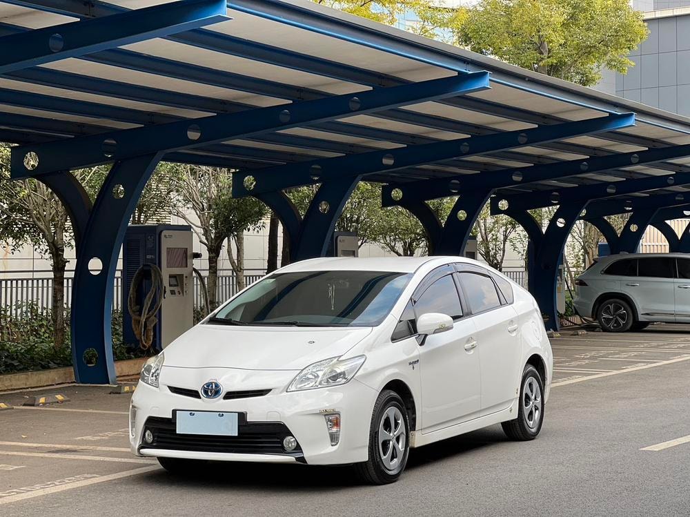 Toyota Prius 2012 — фото автомобиля
