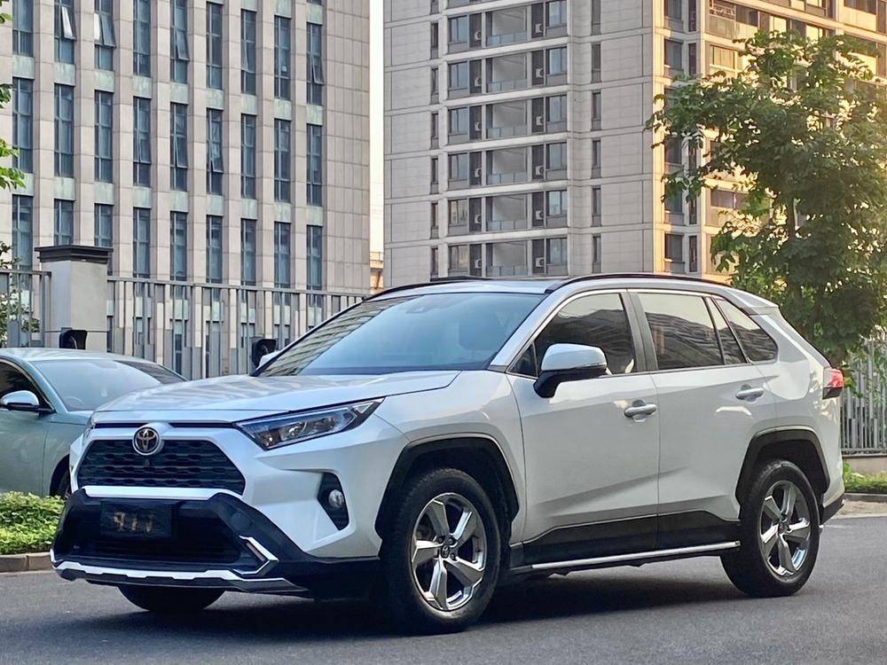 Toyota RAV4 2020 — фото автомобиля 1