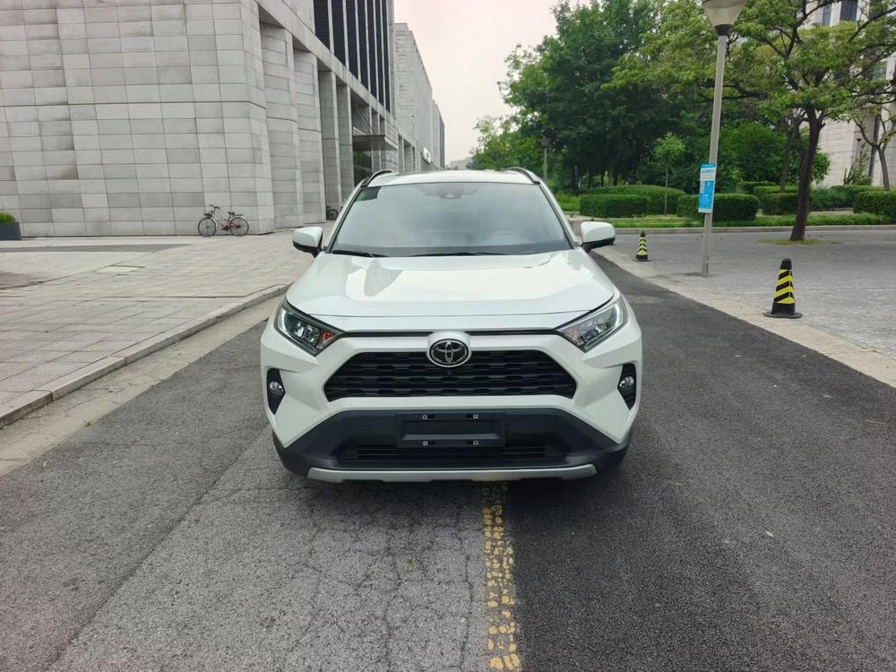 Toyota RAV4 2021 — фото автомобиля