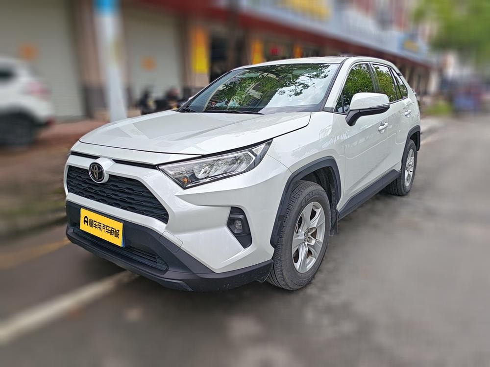 Toyota RAV4 2023 — фото автомобиля